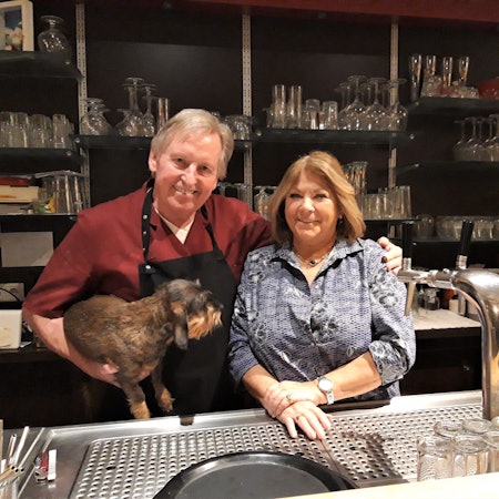 Das Ehepaar Tüntsch steht hinter der Theke.