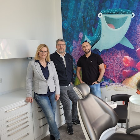 Nabil Bani mit Silke und Manfred Knie in der neuen Zahnarztpraxis.
