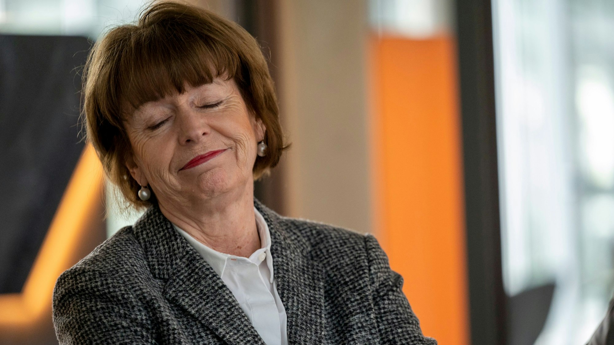 Das Bild zeigt Oberbürgermeisterin Henriette Reker mit geschlossenen Augen.