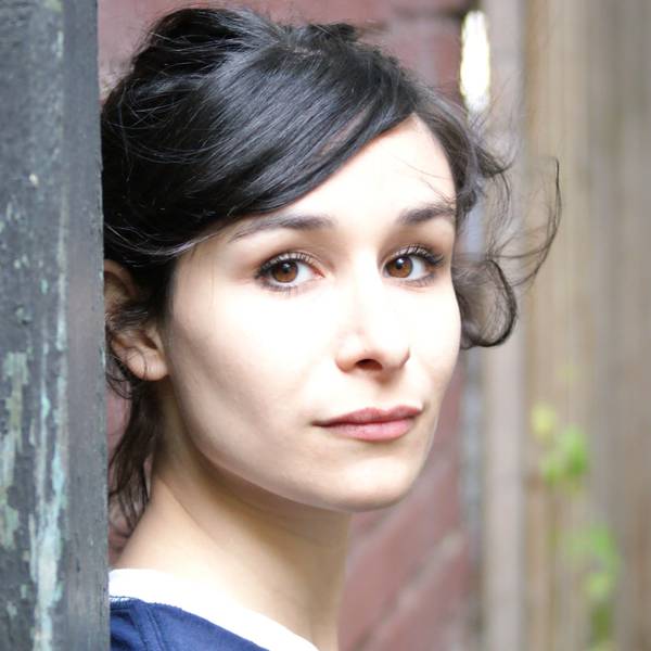 Die Theaterregisseurin Mina Salehpour blickt in die Kamera.