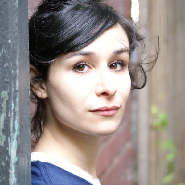 Die Theaterregisseurin Mina Salehpour blickt in die Kamera.