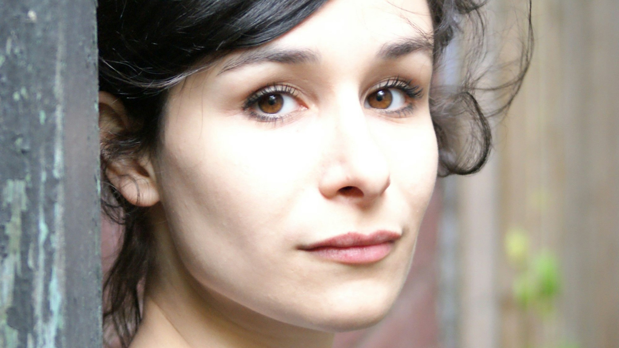 Die Theaterregisseurin Mina Salehpour blickt in die Kamera.