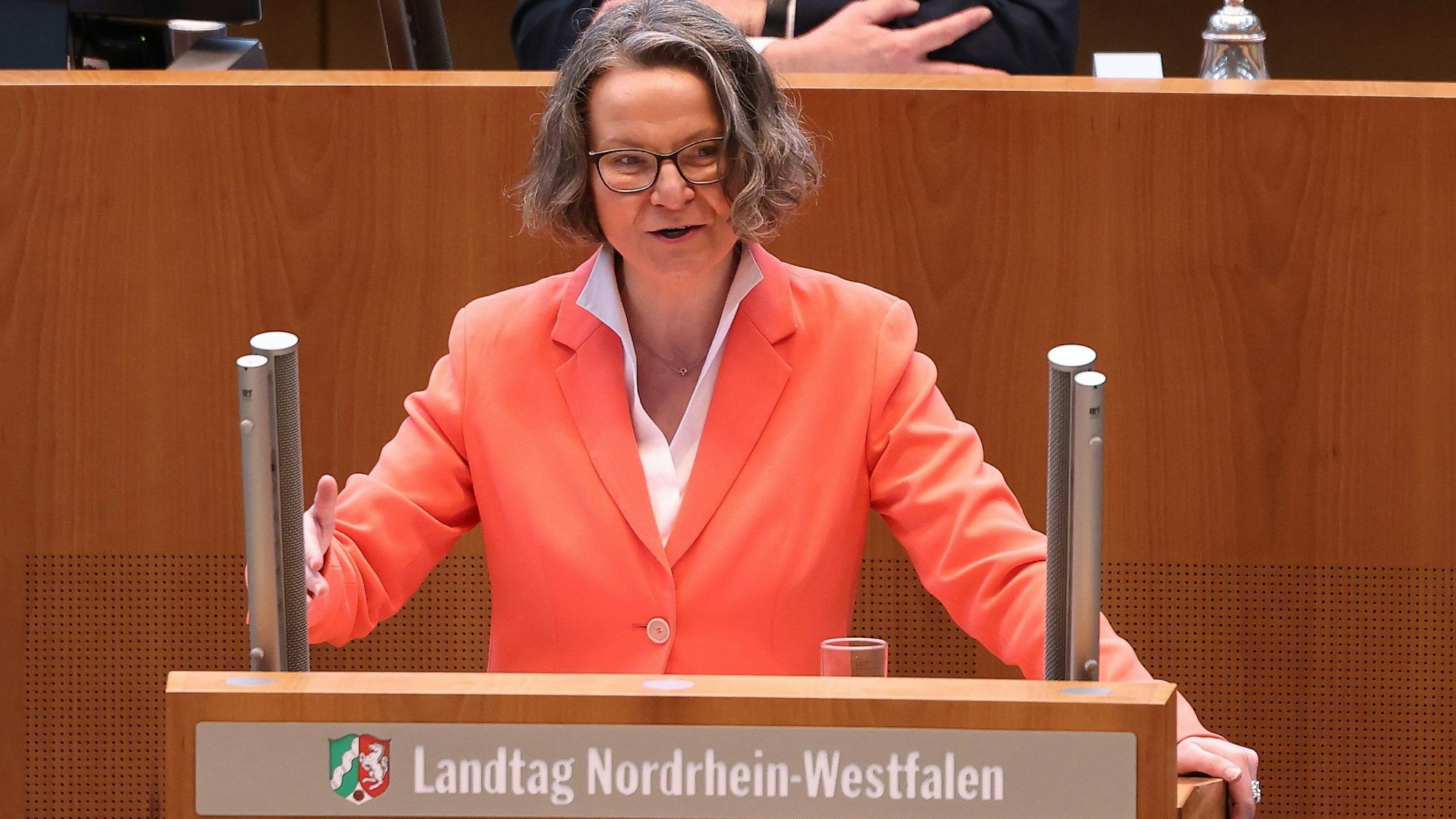30.03.2023, Nordrhein-Westfalen, Düsseldorf: Ina Scharrenbach (CDU), Ministerin für Heimat, Kommunales, Bau und Digitalisierung in Nordrhein-Westfalen, spricht im Landtag. Im Hintergrund sitzt André Kuper (CDU), Landtagspräsident. Foto: David Young/dpa +++ dpa-Bildfunk +++