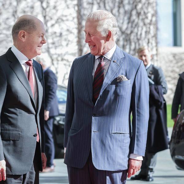 Bundeskanzler Olaf Scholz unterhält sich mit König Charles III. in Berlin. Beide haben für Donnerstag ein Treffen verabredet.