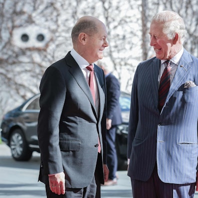Bundeskanzler Olaf Scholz unterhält sich mit König Charles III. in Berlin. Beide haben für Donnerstag ein Treffen verabredet.