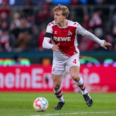 Timo Hübers am Ball im Spiel gegen den VfL Bochum.