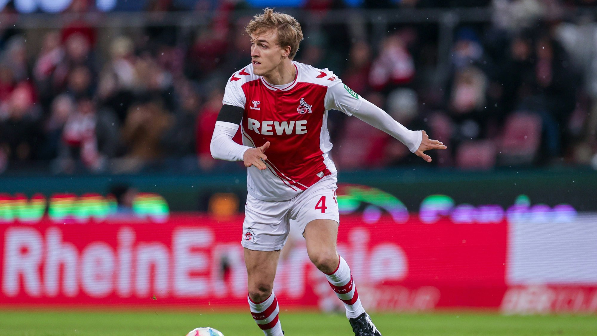 Timo Hübers am Ball im Spiel gegen den VfL Bochum.
