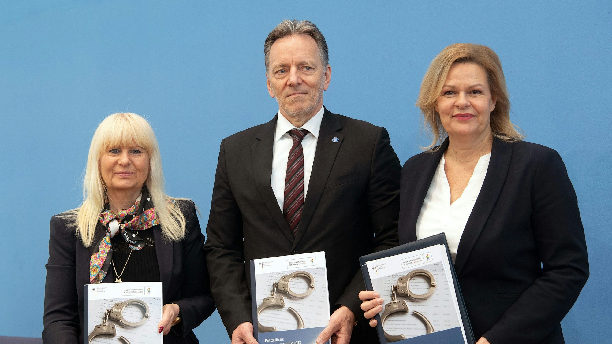 Iris Spranger (SPD, v.l.n.r.), Berliner Innensenatorin, Holger Münch, Präsident des Bundeskriminalamtes und Bundesinnenminsterin Nancy Faeser (SPD)