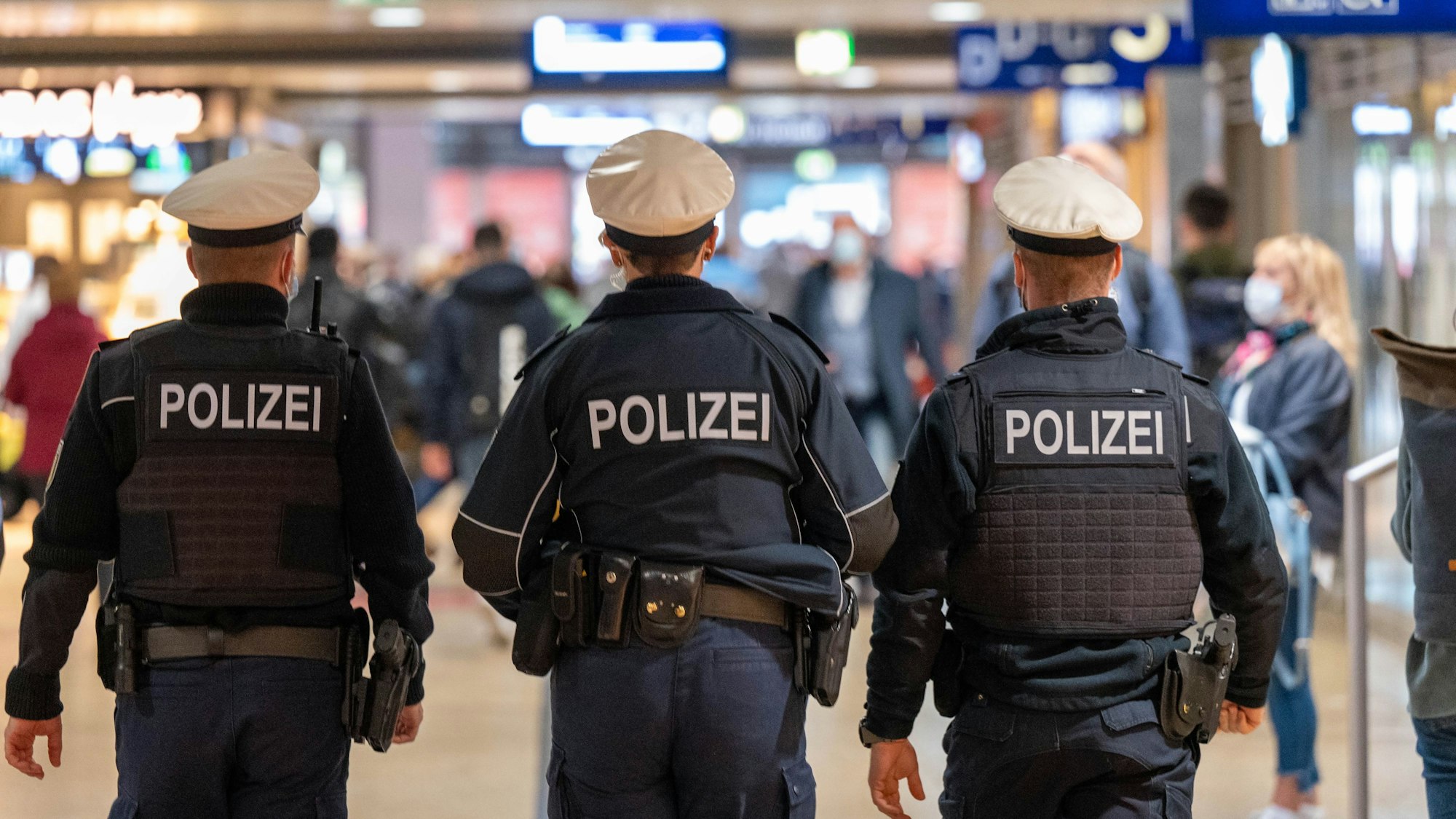Polizeibeamte patroullieren im Kölner Haupbahnhof.