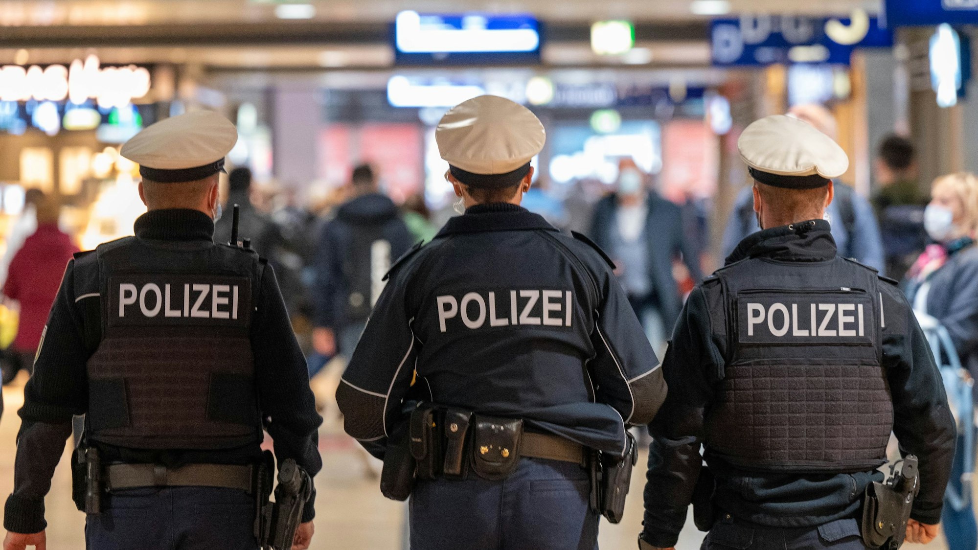 Regelmäßig patrouilliert die Polizei am Kölner Hauptbahnhof und führt Personenkontrollen durch.