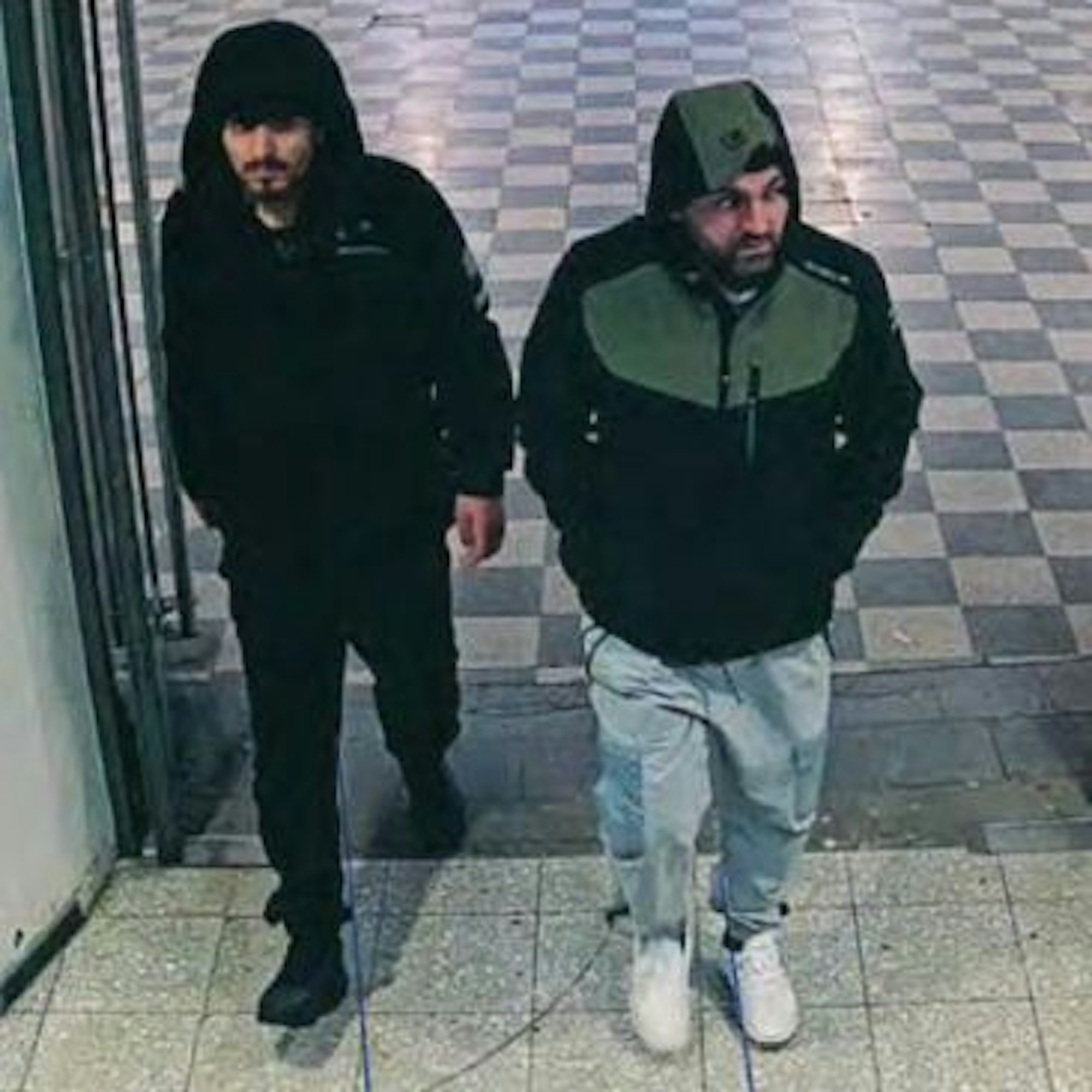 Zwei Männer gehen aus dem Deutzer Bahnhof auf den Ottoplatz.