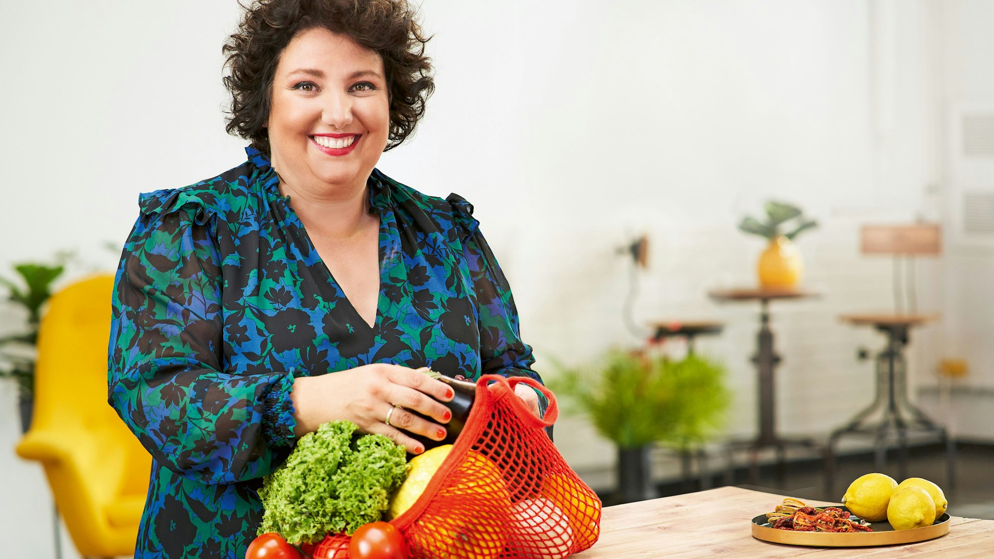 Schaupielerin Meltem Kaptan mit Gemüse