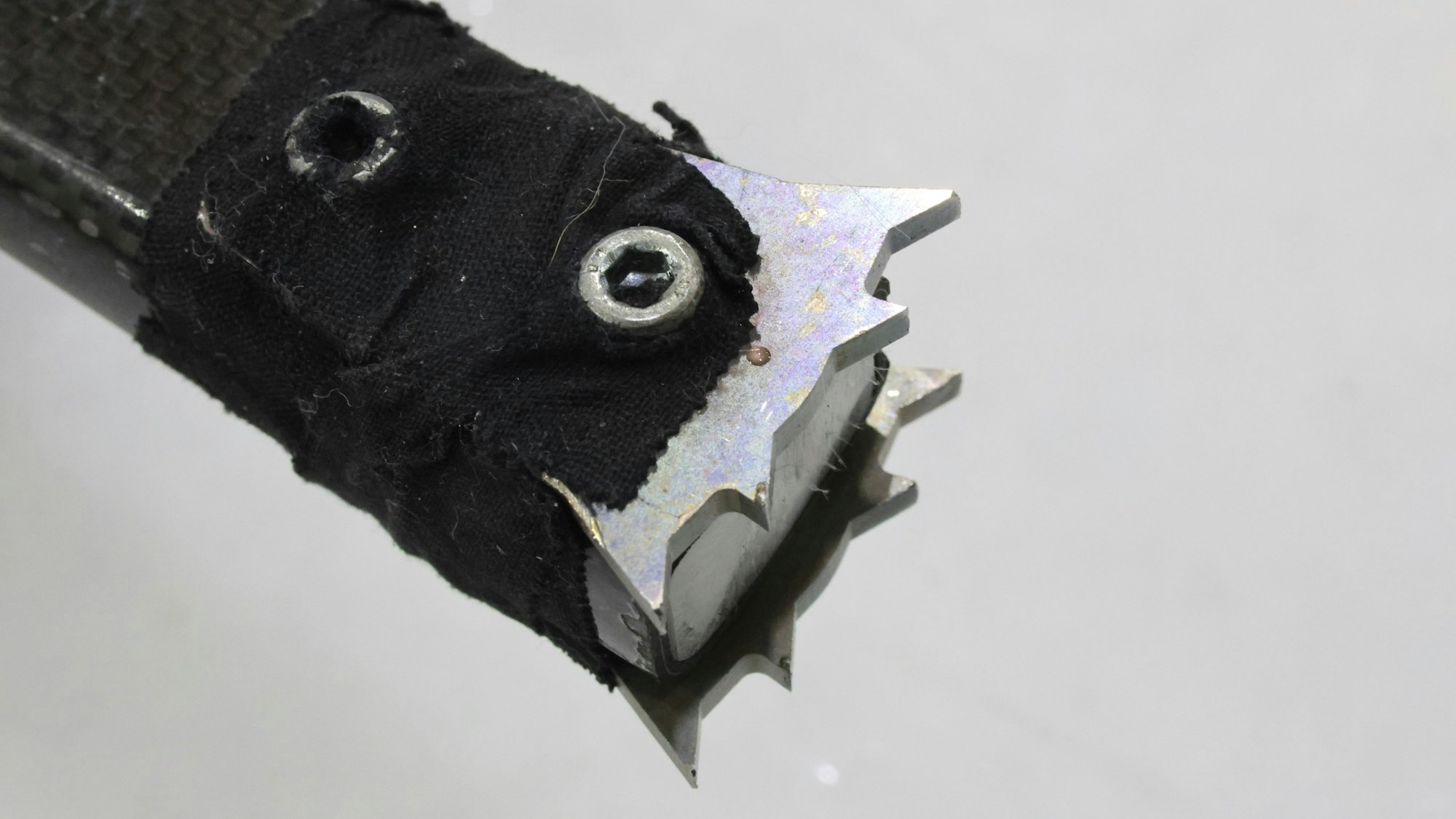 Stahlzähne am Schaft eines Eishockeyschlägers.