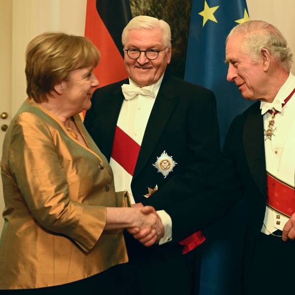 Angela Merkel (CDU), ehemalige Bundeskanzlerin, schüttelt die Hand von König Charles III. neben Bundespräsident Frank-Walter Steinmeier vor einem Staatsbankett im Schloss Bellevue, dem Amtssitz des deutschen Präsidenten.