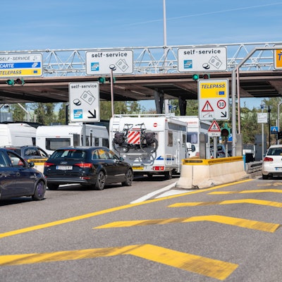 Stau an einer Mautstation am Garadasee in Italien.
