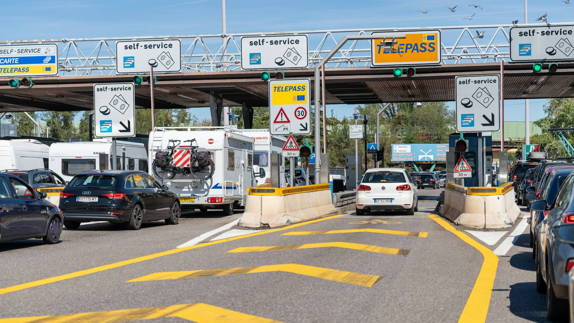 Autos stauen sich an einer Mautstation auf einer italienischen Autobahn