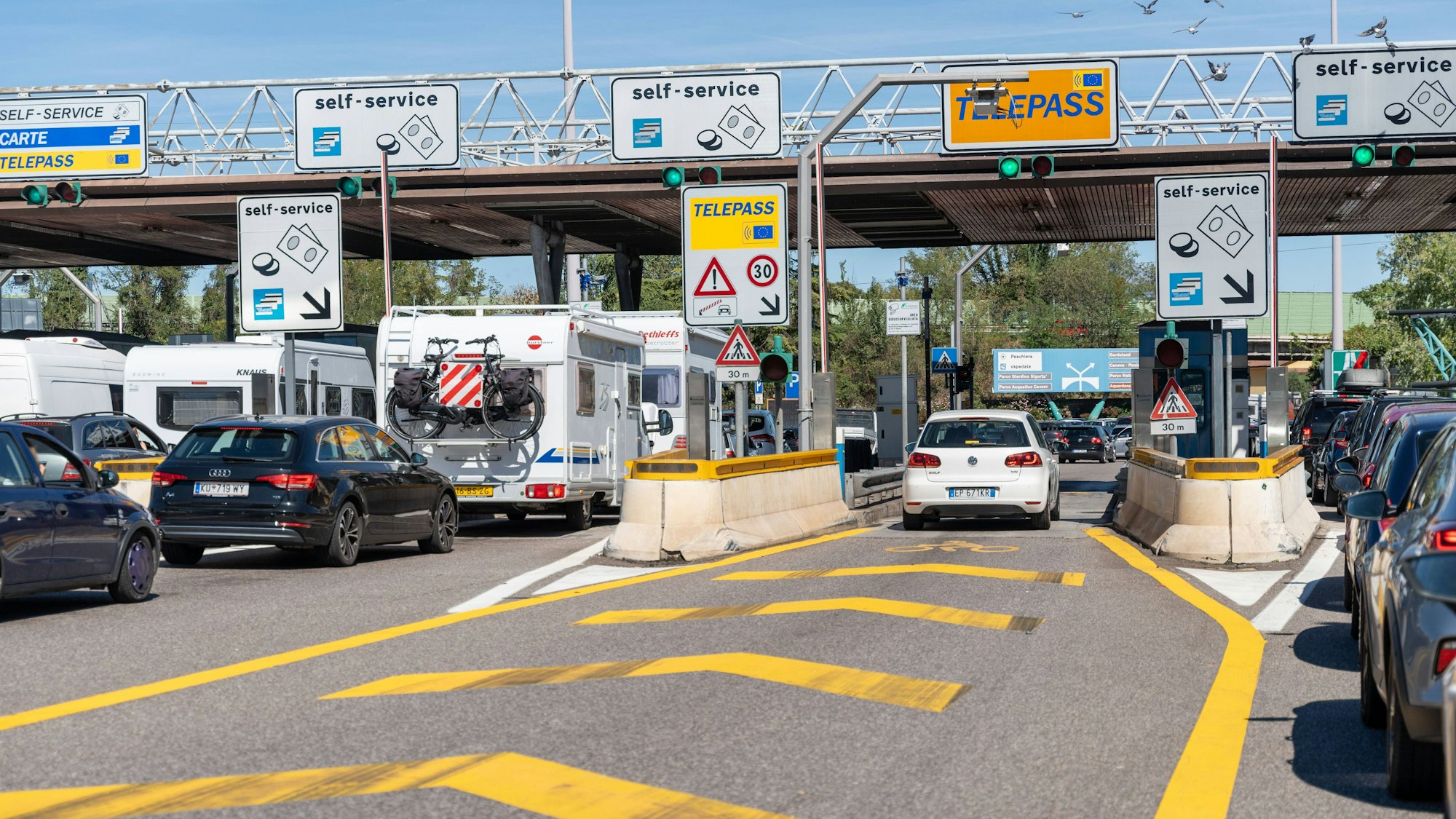 Stau an einer Mautstation am Garadasee in Italien.