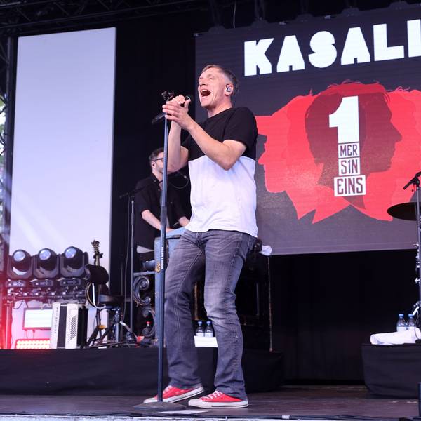 Kasalla spielt auf der Bühne im Tanzbrunnen.
