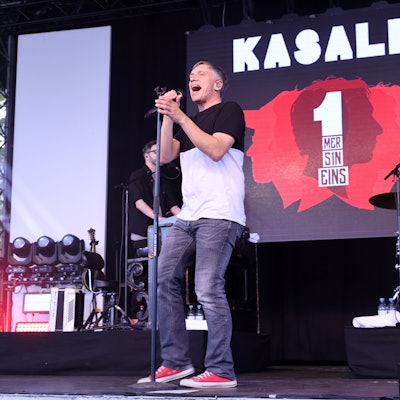 Kasalla spielt auf der Bühne im Tanzbrunnen.