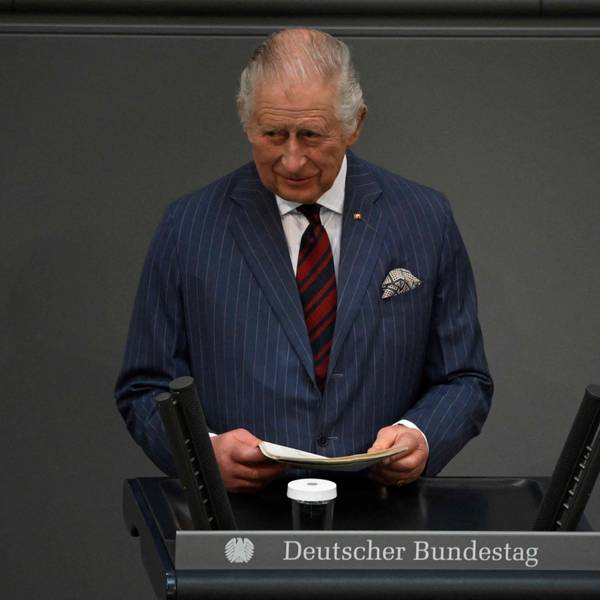 König Charles III. spricht im Deutschen Bundestag zu den Abgeordneten und steht am Rednerpult.