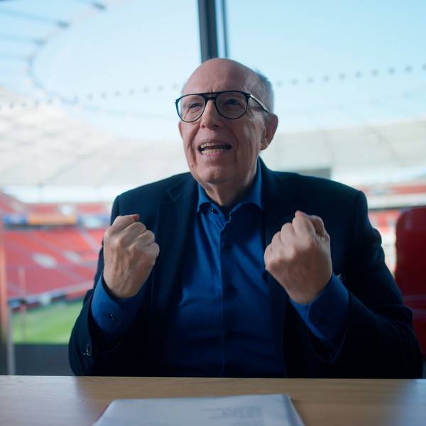 Reiner Calmund spricht und gestikuliert in der Bay-Arena in Leverkusen