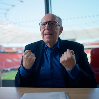 Reiner Calmund spricht und gestikuliert in der Bay-Arena in Leverkusen