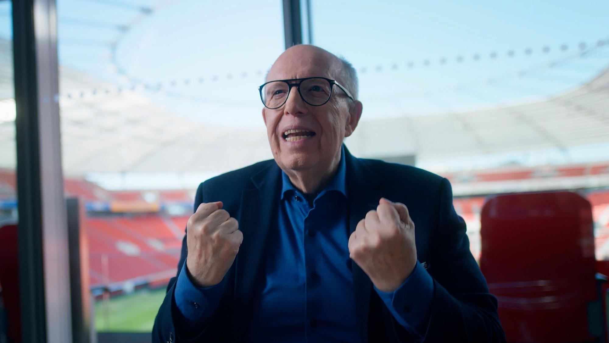 Reiner Calmund spricht und gestikuliert in der Bay-Arena in Leverkusen