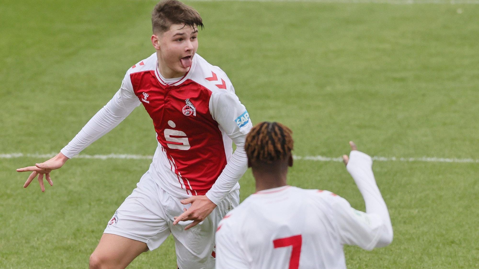 04.03.2023, Nordrhein-Westfalen, Köln: Fußball: U19, 1. FC Köln - Bayer 04 Leverkusen, Junioren Bundesliga West. Der Kölner Nachwuchsspieler Jaka Cuber Potocnik jubelt über sein Tor. (zu dpa «Wie hart der FIFA-Transferbann den 1. FC Köln trifft») Foto: Herbert Bucco/dpa +++ dpa-Bildfunk +++