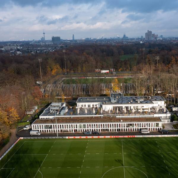 Das Bild zeigt den Blick von oben auf das Geißbockheim des 1.FC Köln.
