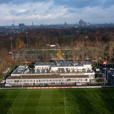 Das Bild zeigt den Blick von oben auf das Geißbockheim des 1.FC Köln.
