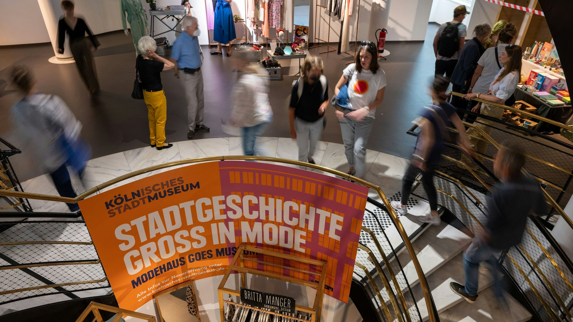 Das Bild zeigt das Stadtmuseum von innen, es sind mehrere Menschen zu sehen.