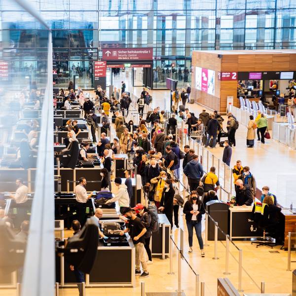 Warteschlange am Flughafen