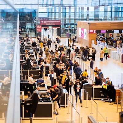 Warteschlange am Flughafen