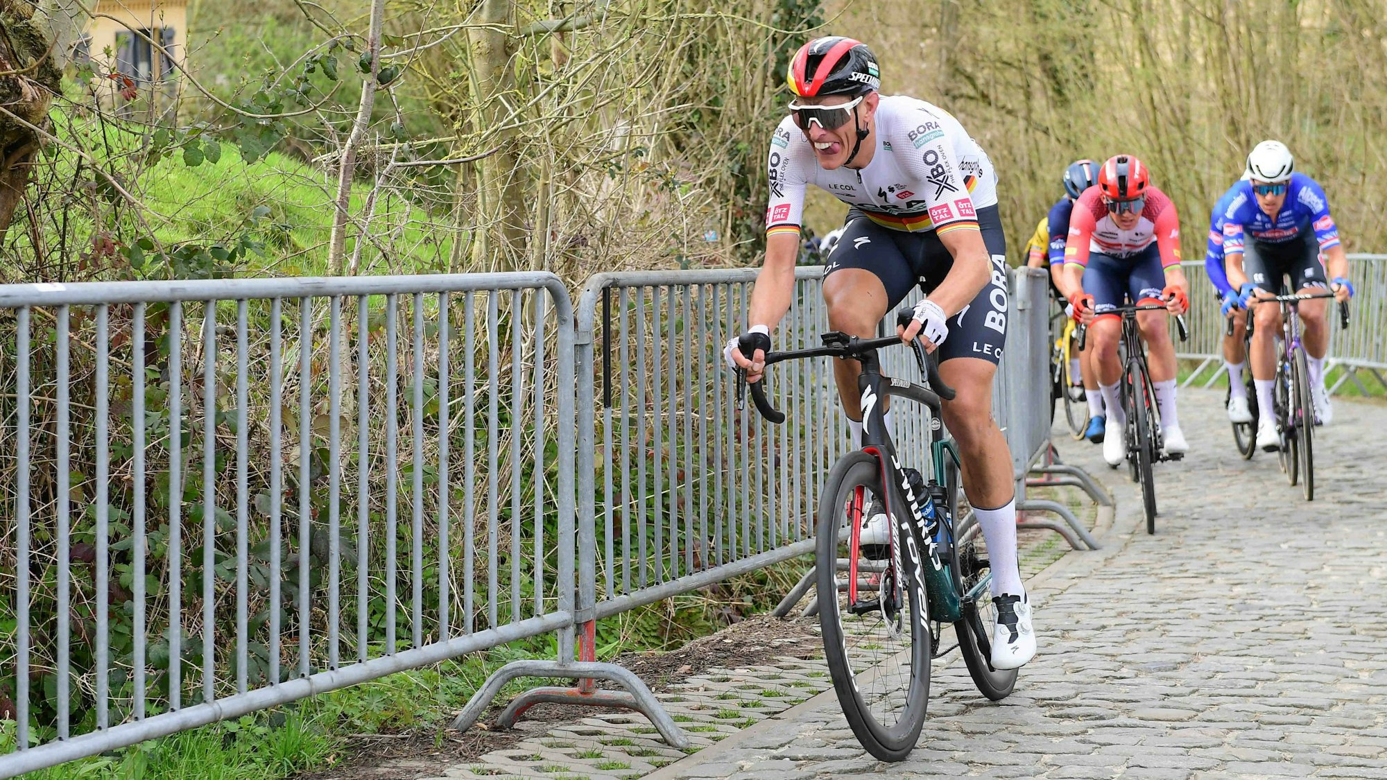 Antritt im Anstieg auf Kopfsteinpflaster: Nils Politt versucht, seinen Verfolgern zu entkommen.