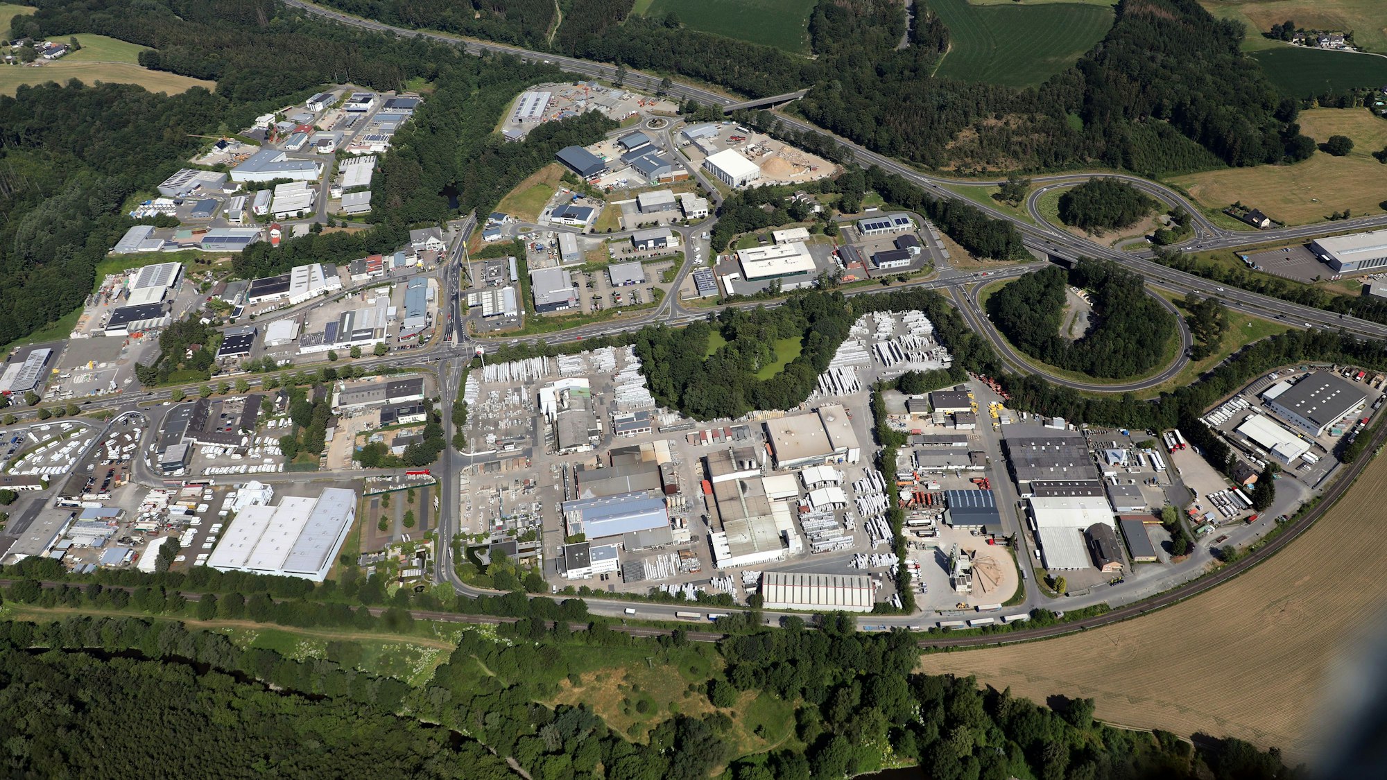 Im Gewerbegebiet in Overath stehen viele Gebäude.