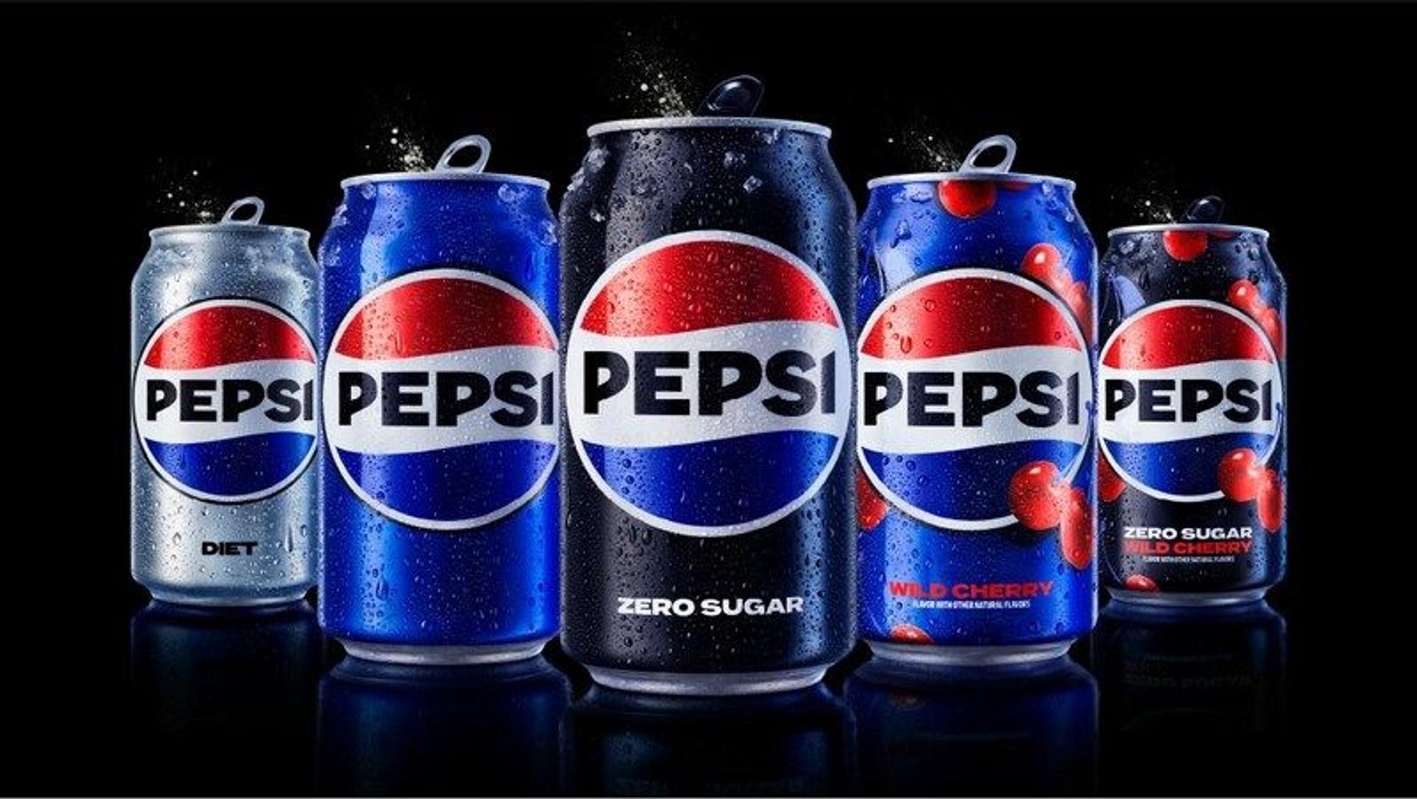 Das neue Pepsi-Logo auf verschiedenen Cola-Dosen. 2024 sollen das neue Logo auch nach Deutschland kommen.