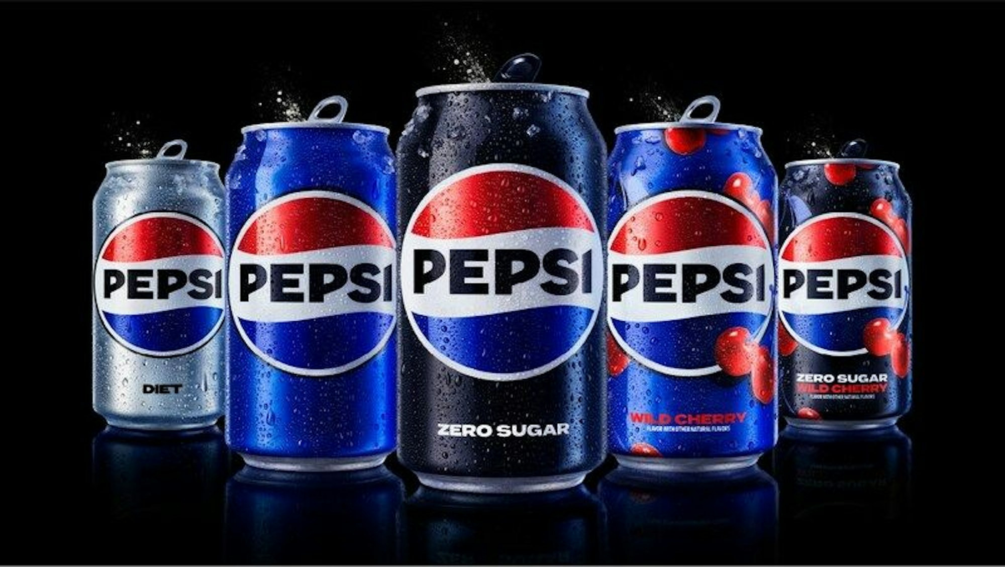 Das neue Pepsi-Logo auf verschiedenen Cola-Dosen. 2024 sollen das neue Logo auch nach Deutschland kommen.