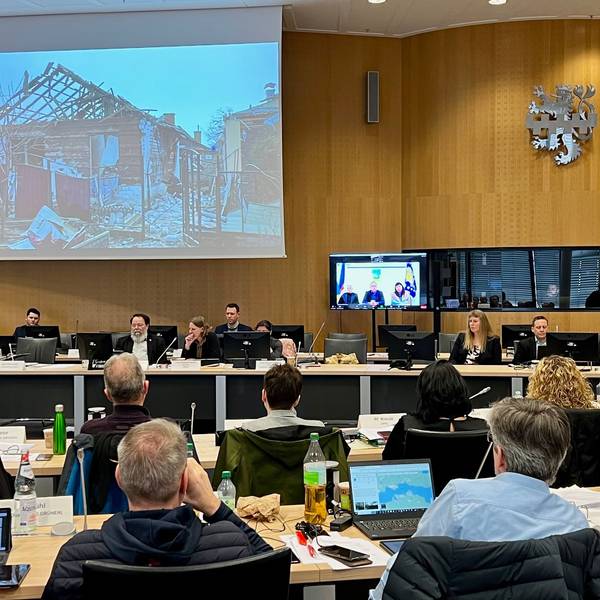 Der Leverkusener Stadtrat, rechts am Stehpult Oberbürgermeister Uwe Richrath, spricht mit den Vertretern der Stadt Nikopol, Ukraine