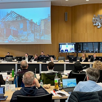 Der Leverkusener Stadtrat, rechts am Stehpult Oberbürgermeister Uwe Richrath, spricht mit den Vertretern der Stadt Nikopol, Ukraine