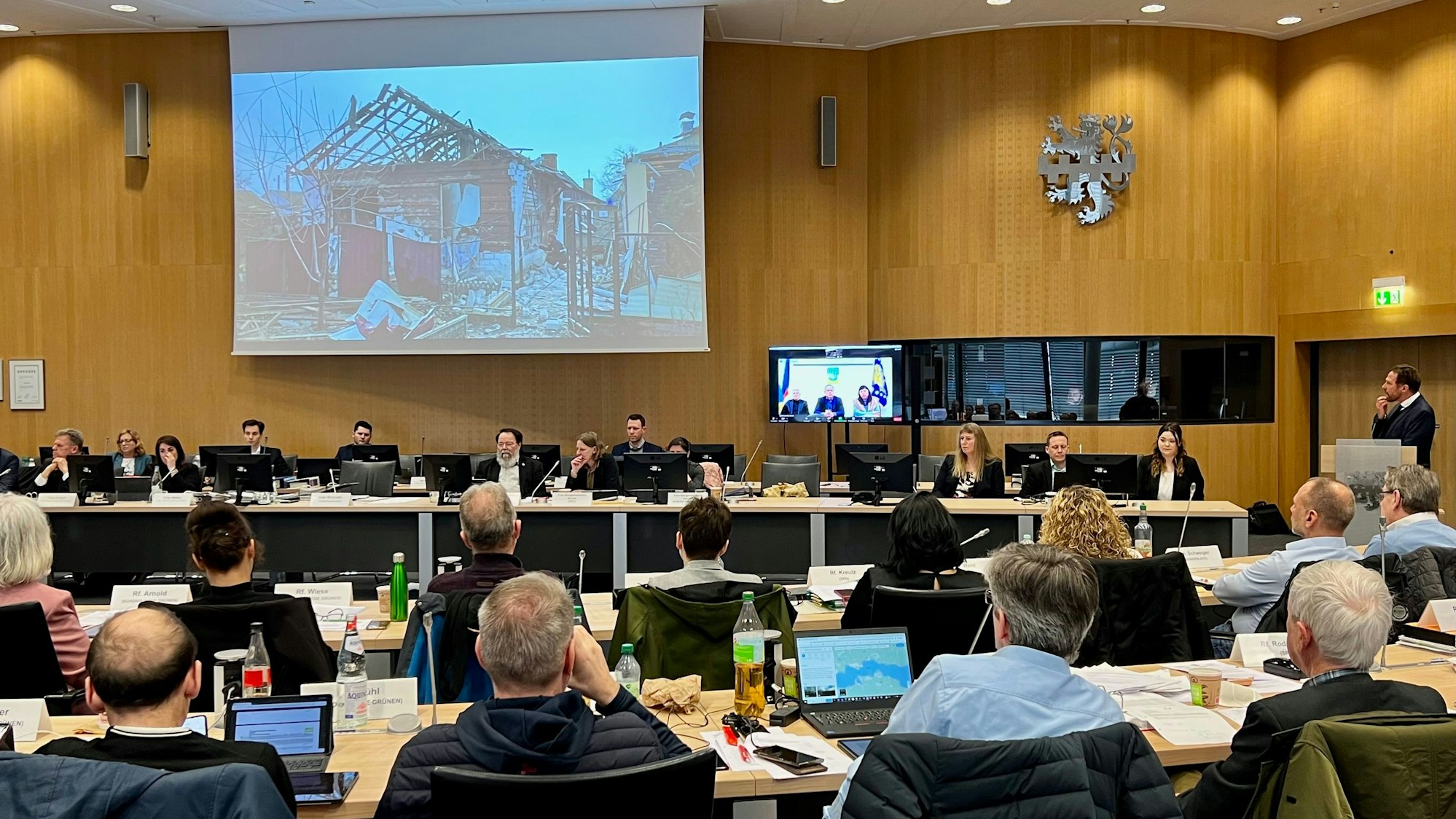 Der Leverkusener Stadtrat, rechts am Stehpult Oberbürgermeister Uwe Richrath