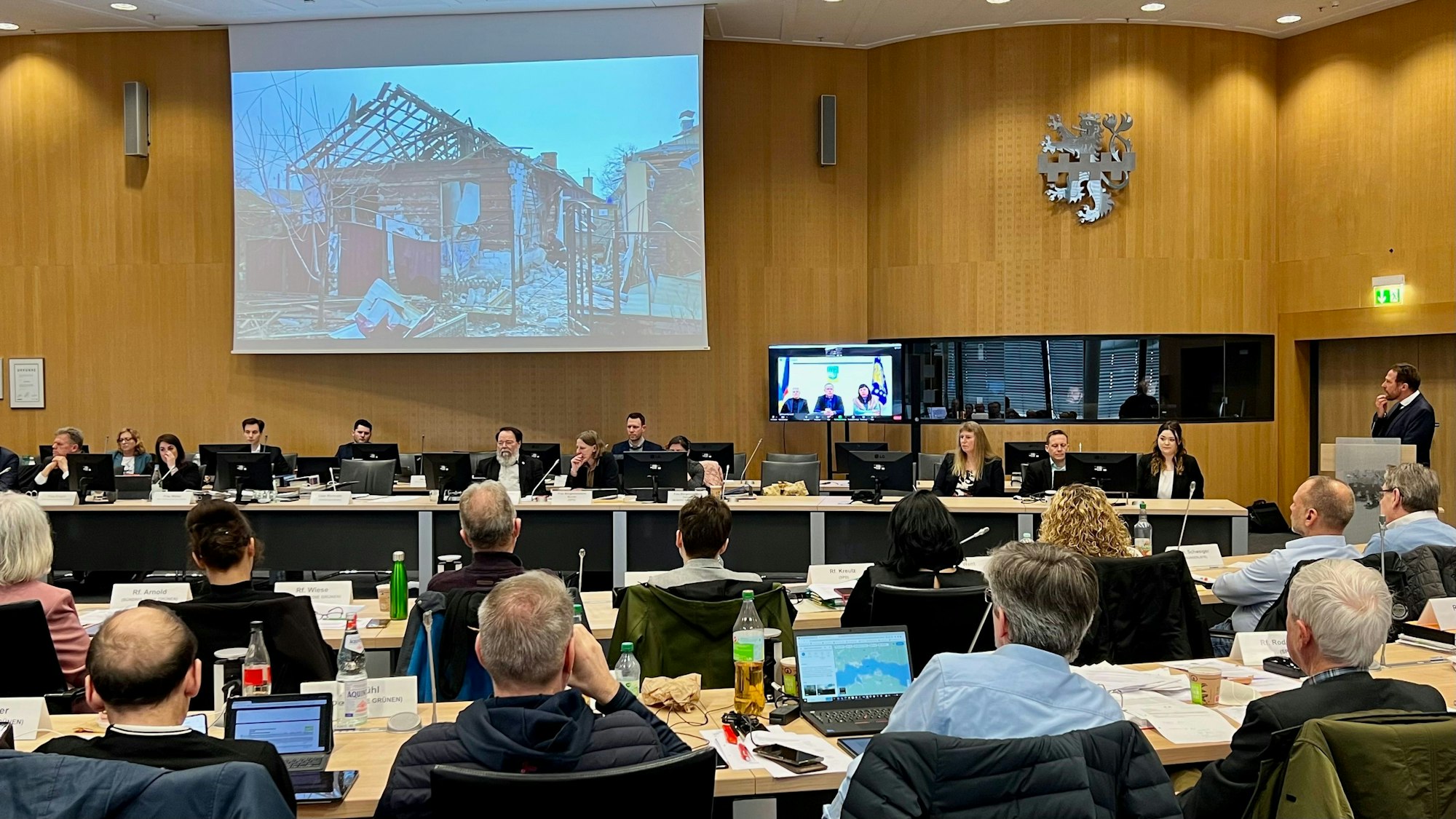 Der Leverkusener Stadtrat, rechts am Stehpult Oberbürgermeister Uwe Richrath, spricht mit den Vertretern der Stadt Nikopol, Ukraine