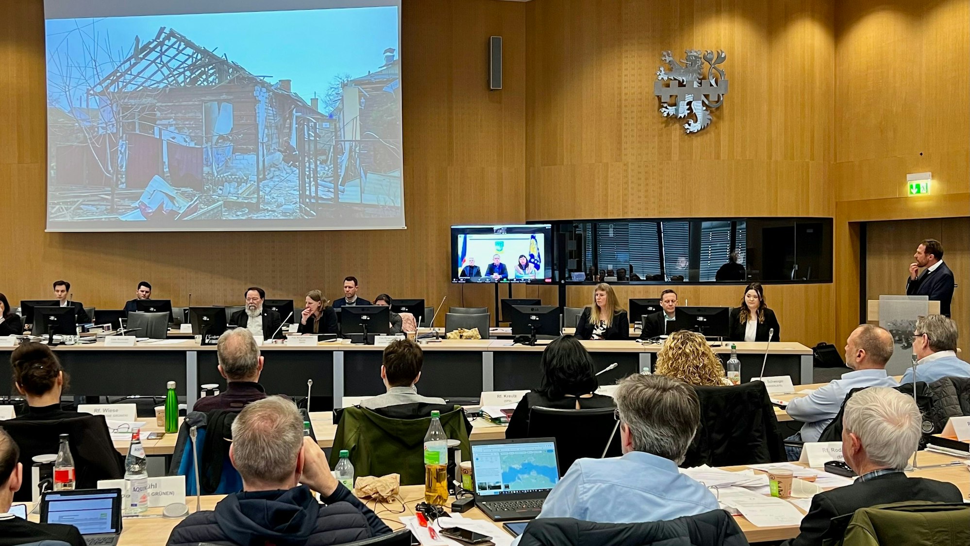 Der Leverkusener Stadtrat, rechts am Stehpult Oberbürgermeister Uwe Richrath, spricht mit den Vertretern der Stadt Nikopol, Ukraine
