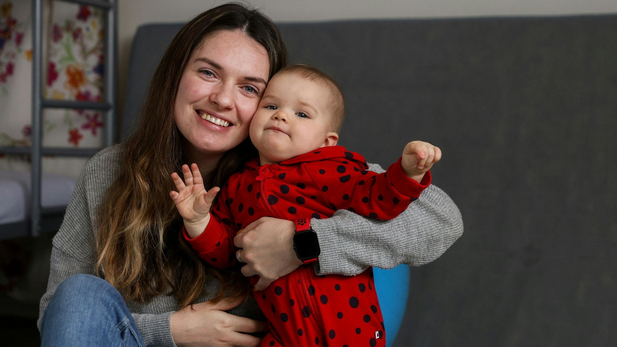 Die Ukrainerin Olga Didenko mit ihrer Tochter Alicia in einer Kölner Flüchtlingsunterkunft.