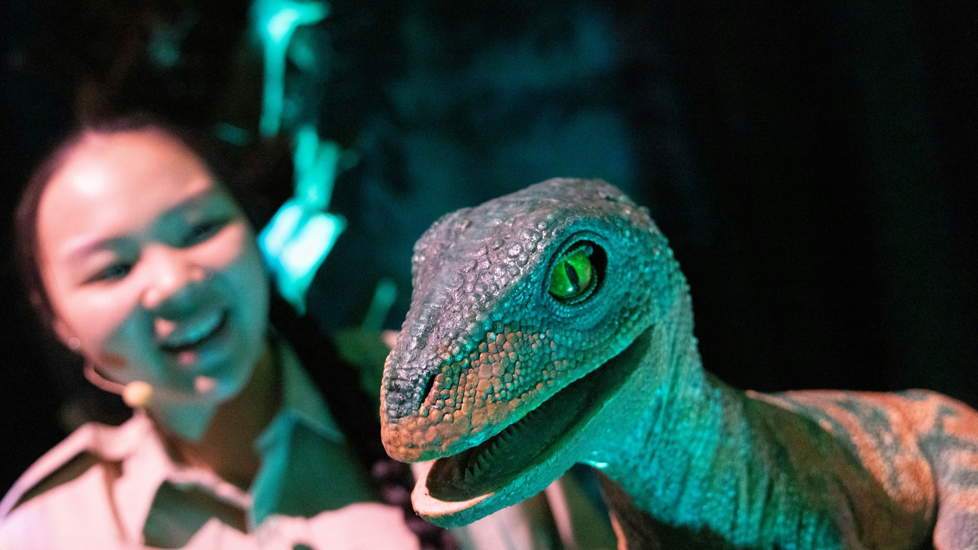 Rangerin mit einem Baby-Dino