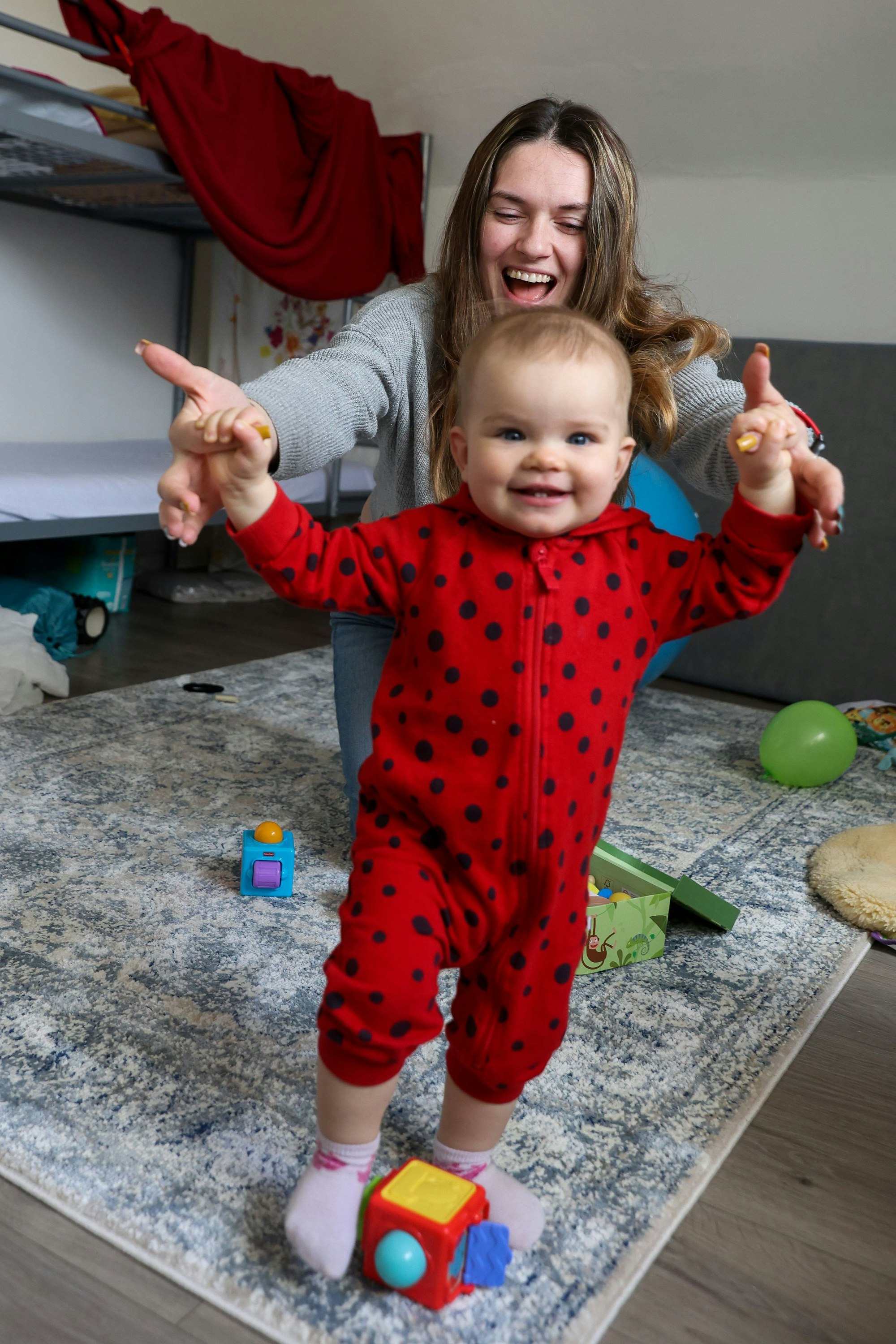 Olga Didenko spielt mit ihrer Tochter Alice