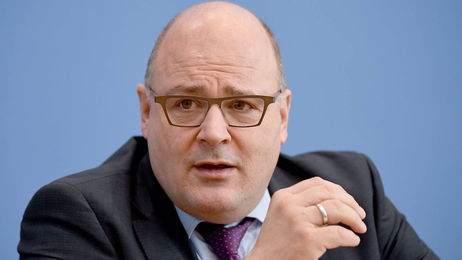 Steffen Kampeter, Hauptgeschäftsführer der Bundesvereinigung der Deutschen Arbeitgeberverbände (BDA), schaut in die Kamera. Er trägt eine Brille.