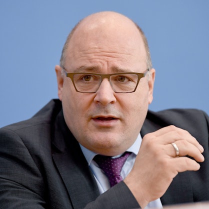 Steffen Kampeter, Hauptgeschäftsführer der Bundesvereinigung der Deutschen Arbeitgeberverbände (BDA), schaut in die Kamera. Er trägt eine Brille.