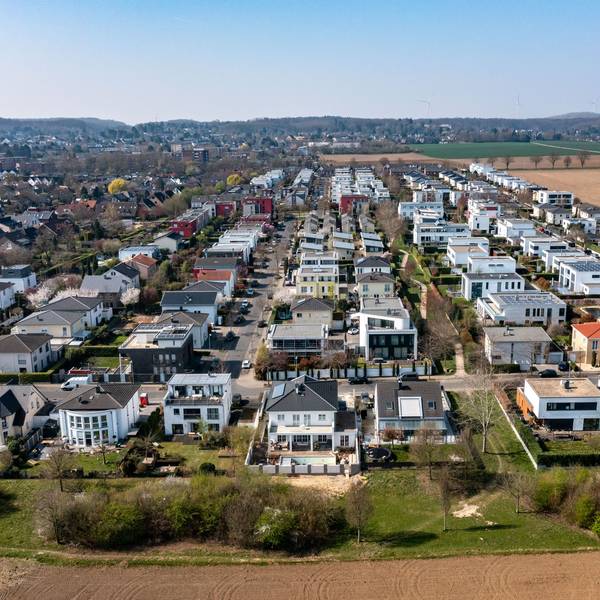 26.03.2022, Köln: Ansicht des Neubaugebietes Römerhofallee. Der Bau von Einfamilienhäusern steht wegen des hohen Flächenverbrauchs in der Kritik. Luftaufnahme mittels Drohne. Foto: Uwe Weiser