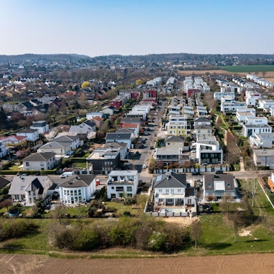26.03.2022, Köln: Ansicht des Neubaugebietes Römerhofallee. Der Bau von Einfamilienhäusern steht wegen des hohen Flächenverbrauchs in der Kritik. Luftaufnahme mittels Drohne. Foto: Uwe Weiser