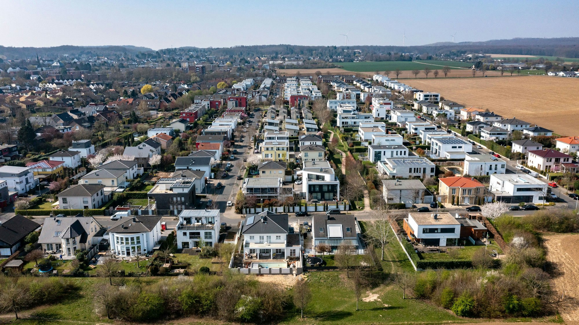 26.03.2022, Köln: Ansicht des Neubaugebietes Römerhofallee. Der Bau von Einfamilienhäusern steht wegen des hohen Flächenverbrauchs in der Kritik. Luftaufnahme mittels Drohne. Foto: Uwe Weiser
